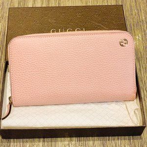 INTERLOCKING GG PEBBLED LEATHER ZIP AROUND